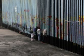 Une famille devant la barrière séparant le Mexique des Etats-Unis, le 16 janvier 2019 à Tijuana