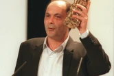 Jean-Pierre Bacri reçoit un César pour le film "On connaît la chanson", le 28 février 1998 à Paris