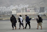 Des talibans sur le tarmac de l'aéroport de Kaboul après le départ d'un appareil de Qatar Airways le 9 septembre 2021
