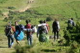 Des randonneurs descendent le pic du Mondarrain près d'Itxassou, le 21 mai 2020 dans les Pyrénées-Atlantiques