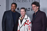 Le réalisateur Joen Coen (à droite), ici avec ses acteurs Denzel Washington et Frances McDormand à Los Angeles en décembre 2021, a choisi le noir et blanc pour "La Tragédie de Macbeth"