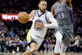 Stephen Curry des Golden State Warriors déborde Keegan Murray des Sacramento Kings dans le match 5 du 1er tour des play-offs en NBA le 26 avril 2023 à Sacramento
