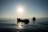 Des migrants tentent la traversée de la Méditerranée sur de petits bateaux secourus par l'ONG espagnole Proactiva Open Arms (d) au large des côtes libyennes le 3 août 2023