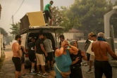 Des habitants de Panteli,  banlieue nord-est d'Athènes (Grèce), tentent de sauver des affaires avant l'arrivée des flammes, le 12 août 2024 