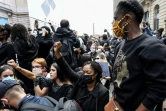 Des manifestants s'agenouillent lors d'un rassemblement près de la place de la Concorde et de l'ambassade américaine, le 6 juin 2020 à Paris, pour dénoncer les violences policières 