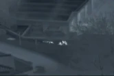 Capture d'image d'une vidéo fournie par le Commandement des Nations Unis en Corée montrant des soldats sud-coréens s'approchant d'un militaire nord-coréen blessé après avoir franchi la ligne de la Zone démilitarisée, le 22 novembre 2017