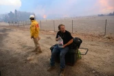 Un homme boit de l'eau après avoir fui les flammes, à Castaic, près de Los Angeles, le 22 janvier 2025
