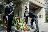 Photo publiée par le service de presse du Palazzo Chigi montrant le Premier ministre italien Mario Draghi déposant une couronne de fleurs au cimetière de Bergame, le 18 mars 2021