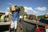 Mamoudzou (Mayotte)18 octobre 2005 - 

À la suite d'un arrêté municipal, des employés communaux détruisent les étals du marché