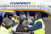Des bagagistes chargent des valises d'un vol de Ryanair, le 14 avril 2003 sur le tarmac de l'aéroport de Paris-Beauvais-Tillé  