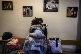 Une femme porte sa fille dans les locaux de l'association Solidarité Notre-Dame de Tanger à Paris le 17 décembre 2018