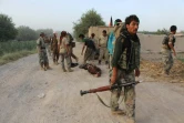 Des policiers auxiliaires autour du corps d'un homme suspecté d'être un taliban, tué lors d'une opération à Nawa dans la province du Helmand, le 17 juillet 2017