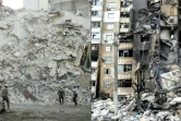 Des membres de la Défense civile syrienne, connus sous le nom de Casques blancs, au milieu des décombres à Alep, le 17 octobre 2016, et un immeuble d'appartements en Ukraine, à Kharkiv, le 8 mars 2022