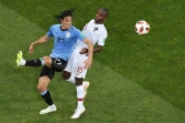 L'attaquant uruguayen Edinson Cavani (g) à la lutte avec le défenseur portugais Ricardo Pereira en 8e de finale du Mondial, le 30 juin 2018 à Sotchi