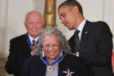Barack Obama avait décerné la prestigieuse médaille de la Liberté à Toni Morrison lors d'une cérémonie à la Maison Blanche le 29 mai 2012