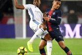 L'attaquant strasbourgeois Nuno Da Costa (g) à la lutte avec le Parisien Colin Dagba, le 7 avril 2019 au Parc des Princes  
