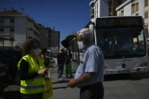 Un fonctionnaire municipal distribue masques et tracts dans le quartier de Santa Iria, en périphérie de Lisbonne, le 30 juin 2020