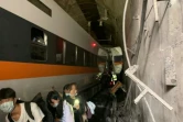 Photo diffusée le 2 avril 2021 par le Centre en charge des opérations de secours montrant le déraillement d'un train dans un tunnel, dans le comté de Hualien, dans l'est de Taïwan