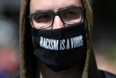 Un manifestant portant un masque clamant "Le racisme est un virus" à Londres, le 13 juin 2020