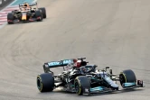 Le septuple champion du monde de Formule 1, le Britannique Lewis Hamilton (Mercedes), mène devant le Néerlandais Max Verstappen (Red Bull), lors du Grand Prix d'Abou Dhabi, le 12 décembre 2021