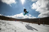 Un snowboarder effectue un saut dans le snowpark de la station d'Afriski dans les montages de Maluti, le 10 juillet 2018 au Lesotho 