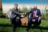 Le président français Emmanuel Macron salue son homologue américain Joe Biden avant un entretien bilatéral lors du sommet du G7 à Carbis Bay le 12 juin 2021