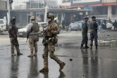 Des membres des forces de sécurité afghanes inspectent le site d'un attentat à la voiture piégée, le 20 décembre 2020 à Kaboul