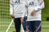 Les joueurs du Paris Saint-Germain, le Brésilien Neymar (gauche) et l'Argentin Lionel Messi prennant par à un entraînement le 19 août 2021 au Camp des Loges à Saint-Germain-en-Laye 