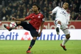 L'attaquant de Lille Loïc Rémy (g) face au Lyonnais Kenny Tete, le 1er décembre 2018 à Villeneuve-d'Ascq 