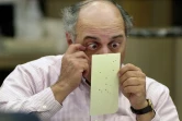 Un responsable du comté de Broward, en Floride, inspecte un bulletin de vote lors du dépouillement hautement controversé de la présidentielle américaine, le 24 novembre 2000