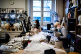 Des employées travaillent sur les costumes du ballet "Le Rouge et le Noir" du chorégraphe français Pierre Lacotte dans l'atelier de couture de l'Opéra de Paris, le 2 avril 2021