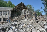 Bâtiment administratif en ruine, à Lyubotyn, dans la région de Kharkiv (est de l'Ukraine) le 20 juin 2022 après une frappe de roquette russe