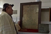 Dans cette photo prise le 5 avril 2021, Zebulon Simentov, le dernier juif d&rsquo;Afghanistan, récite le texte sacré de la Torah dans une synagogue située dans un vieil immeuble de Kaboul. Pendant des décennies, il a refusé de quitter le pays. Mais inquiet d&rsquo;un possible retour des talibans, il est maintenant prêt à en partir