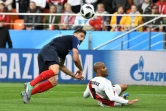 L'attaquant français Olivier Giroud lors de l'action à l'origine du but de Kylian Mbappé face au Pérou, le 21 juin 2018 à Ekaterinbourg