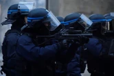 Des policiers munis d'un LBD40 lors d'une manifestation de "gilets jaunes" à Bordeaux le 15 décembre 2018