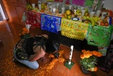 Une femme prépare un autel à la mémoire d'une parente décédée du Covid-19 avant le "Jour des morts", le 25 octobre 2020 à Mexico