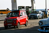 Une voiture électrique stationnée près d'une station d'essence à La Havane, le 25 mai 2022 à Cuba