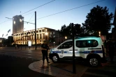 Police et secours stationnés près de la banque visée par une prise d'otages au Havre le 6 août 2020