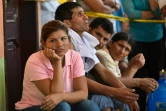 Des habitants en attente de nouvelles de leurs proches le 18 avril 2016 à Manta en Equateur