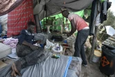 Des migrants préparent le thé dans le camp de l'île grecque de Samos, à Vathy,  le 18 juin 2019

