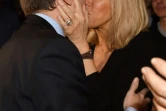 Emmanuel Macron embrasse sa femme Brigitte Trogneux avant son meeting à Talence près de Bordeaux le 9 mars 2017