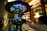 Le derviche tourneur Mouayyad al-Kharrat, 28 ans, danse avec sa robe éclairée dans un restaurant de la vieille ville de Damas, le 5 mai 2021