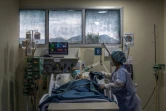 Un employé prodigue des soins à un malade du covid à Rio de Janeiro (Brésil) le 5 mars 2021
