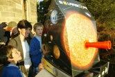 Une mère et ses enfants regardent à travers un solarscope près de l'Observatoire de Sydney le 8 juin 2004 
