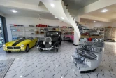 Une MG de 1964 et une Morris de 1936 restaurées, dans le magasin de pièces détachées de Jaafar Salmane, à Alexandrie, dans la province de Babel, le 27 mai 2025 en Irak