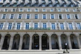 Un homme en trottinette passe devant le grand hôtel Meurice fermé à cause de la crise du coronavirus, le 7 août 2020 à Paris