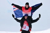 La joie du skieur néo-zélandais Nico Porteous, porté en triomphe par son frère Miguel, après avoir remporté la médaille d'or en finale du half-pipe, lors des Jeux olympique de Pékin, le 19 février 2022 à Zhangjiakou