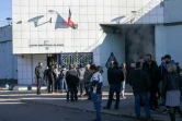 Des surveillants rassemblés devant l'entrée du centre pénitentiaire de Borgo, le 23 janvier 2018 en Corse