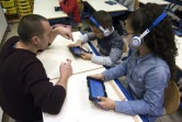 Des enfants apprennent à lire avec l'application Grapho-Learn à Marseille, le 8 janvier 2018