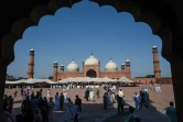 Des musulmans partent de la mosquée Badshahi à Lahore au Pakistan, lors de l'Aïd el-Fitr, le 24 mai 2020